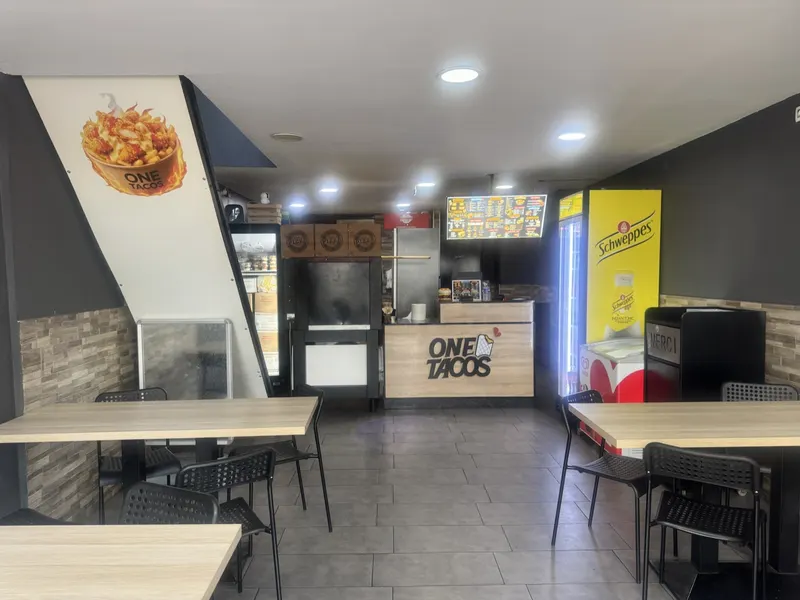 Salle et comptoir du restaurant One Tacos Verdun, 35 Quai de Londres
